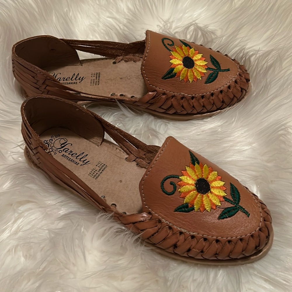 Yarelly Artesanias Women's Embroidered Sunflower Flat Huarache